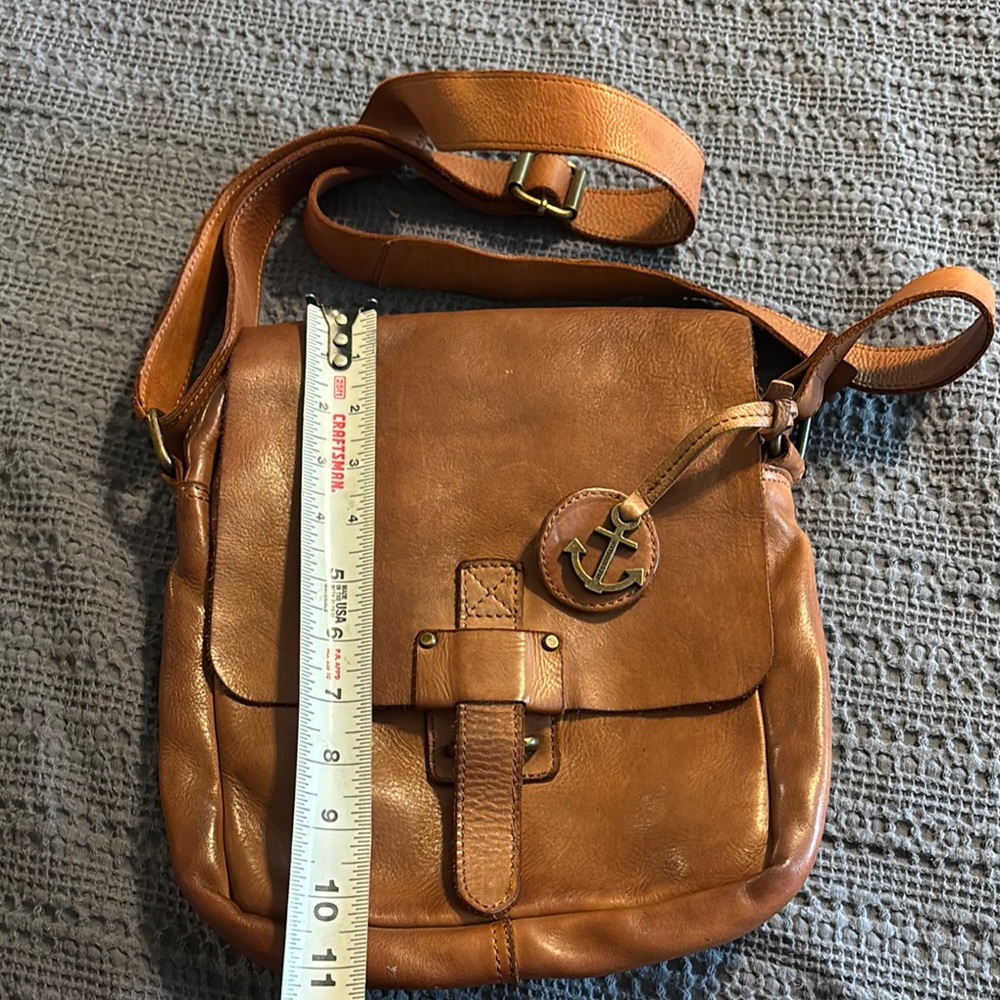 Brown Leather Messenger Bag with Adjustable Strap and Vintage Look